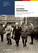 Dunkelblaues Buchcover mit einem horizontalen schwarz-rot-gelben Streifen und einem historischen Schwarz-Weiß-Foto: zwei Männer laufen über einen gepflasterten Marktplatz an einer großen Menschenmenge vorbei. Ein Mann mit Halbglatze trägt einen langen, schwarzen Mantel und einen Hut in der Hand, der andere trägt eine Uniform mit Schirmmütze und salutiert. Unten links das Logo des Metropol Verlags.
