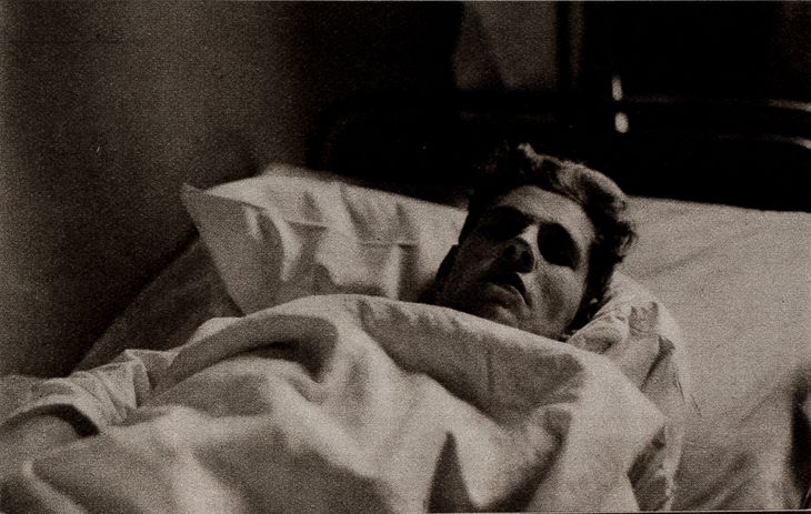 Historisches Schwarz-Weiß-Foto: Kurt Meier liegt in einem Bett. Die Decke hat er bis zum Kinn hochgezogen.