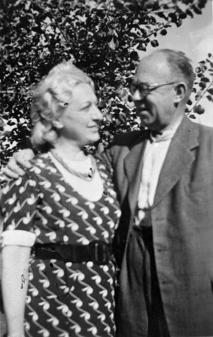 Historisches Schwarz-Weiß-Foto von Johanna und Arno Lumma: er hat den Arm um ihre Schulter gelegt und sie sehen sich lächelnd an.