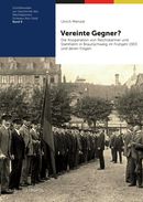 Dunkelblaues Buchcover mit einem horizontalen schwarz-rot-gelben Streifen und einem historischen Schwarz-Weiß-Foto: Auf einem Platz vor mehrgeschossigen Wohnhäusern und Bäumen stehen Männern in Anzügen mit Schirmmützen in einer Reihe und blicken in die Kamera. Einer hält eine schwarz-rot-goldene Flagge an einem Stab. Unten links das Logo des Metropol Verlags.