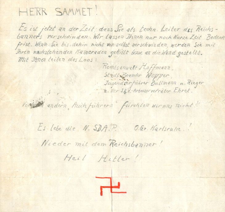 Historisches Dokument mit Bleistift geschrieben und einem gemalten roten Hakenkreuz am Briefende.