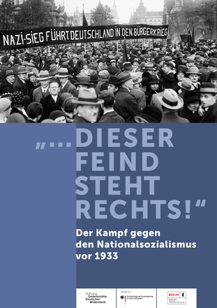 Ausstellungsplakat: "... dieser Feind steht rechts!" Der Kampf gegen den Nationalsozialismus vor 1933. Auf blauem Untergrund stehen der Titel der Ausstellung und Logos. Im oberen Drittel des PLakats ist ein historisches schwarz-weiß-Bild einer demonstrierenden Menschenmenge in einer großen Straße zu sehen. Auf einem hochgehaltenen Transparent steht "Nazi-Sieg führt Deutschland in den Bürgerkrieg".