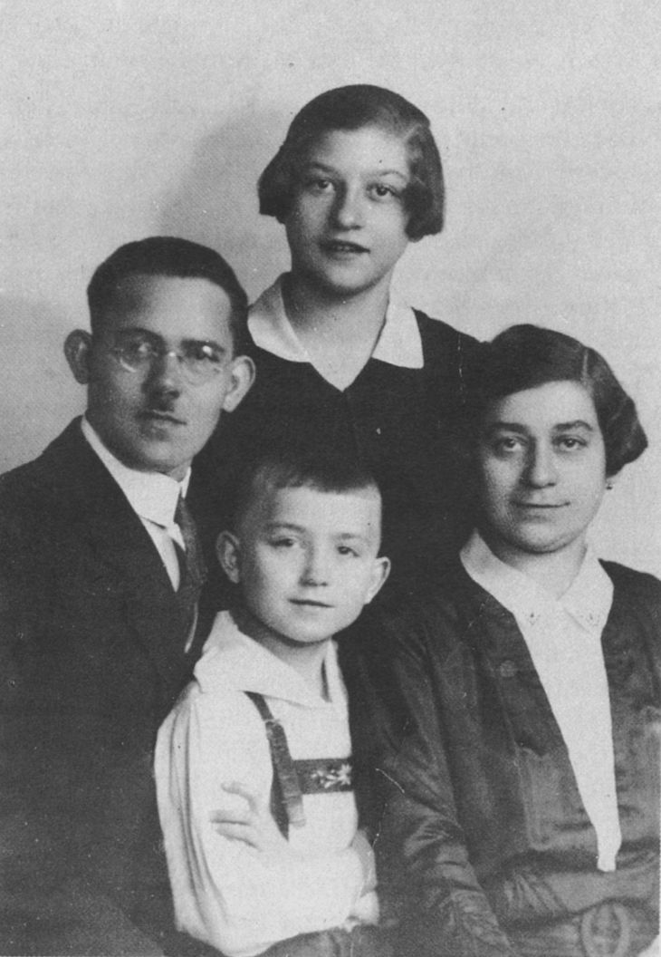 Historisches Familienfoto in Schwarz-Weiß: Friedrich Lohmeyer sitzt dicht neben seinem Soh und seiner Frau. Hinter ihnen steht ihre Tochter.