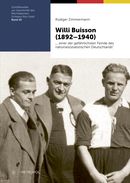 Dunkelblaues Buchcover mit einem horizontalen schwarz-rot-gelben Streifen und einem historischen Schwarz-Weiß-Foto: Gruppenporträt von drei Männern. Der mittlere und der rechte Mann blicken in die Kamera und tragen schwarz-weiß gemusterte Fußballtrikots. Der mittlere Mann trägt über dem Trikot einen Mantel. Der linke Mann trägt ebenfalls Mantel. Unten links das Logo des Metropol Verlags.