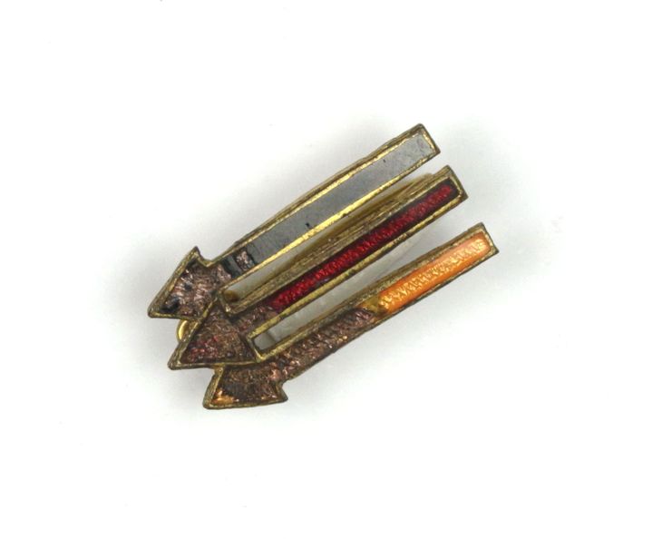 Anstecker mit drei gold umrandeten Pfeilen, die in eine Richtung zeigen.