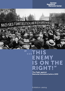 Dunkelblaues Buchcover mit einem Schwarz-Weiß-Foto von einer Demonstration im Berliner Lustgarten. Einige Demonstranten halten ein großes Banner mit dem Text: „Nazi-Sieg führt Deutschland in den Bürgerkrieg“. Unter dem Foto steht der Text:"... this enemy is on the right!" The Fight against National Socialism before 1933  Exhibition catalog. Oben rechts das Logo der Gedenkstätte Deutscher Widerstand.
