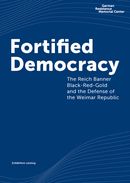 Dunkelblaues Buchcover mit helleren wellenförmigen Streifen oben und unten mit dem englischsprachigen Titel: Fortified Democracy. Oben rechts das Logo der Gedenkstätte Deutscher Widerstand.